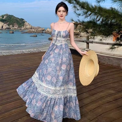 2025法式古着设计感小众蕾丝收腰吊带海边度假蓝色碎花长裙子