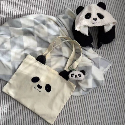 24新品熊猫旅行小憩套装法兰绒毛毯帆布袋挂件带帽颈枕四件套