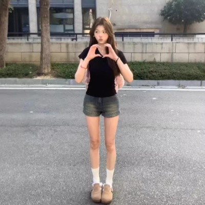 新款正肩v领短袖T恤女夏季2024新款内搭修身显瘦百搭辣妹短款上衣